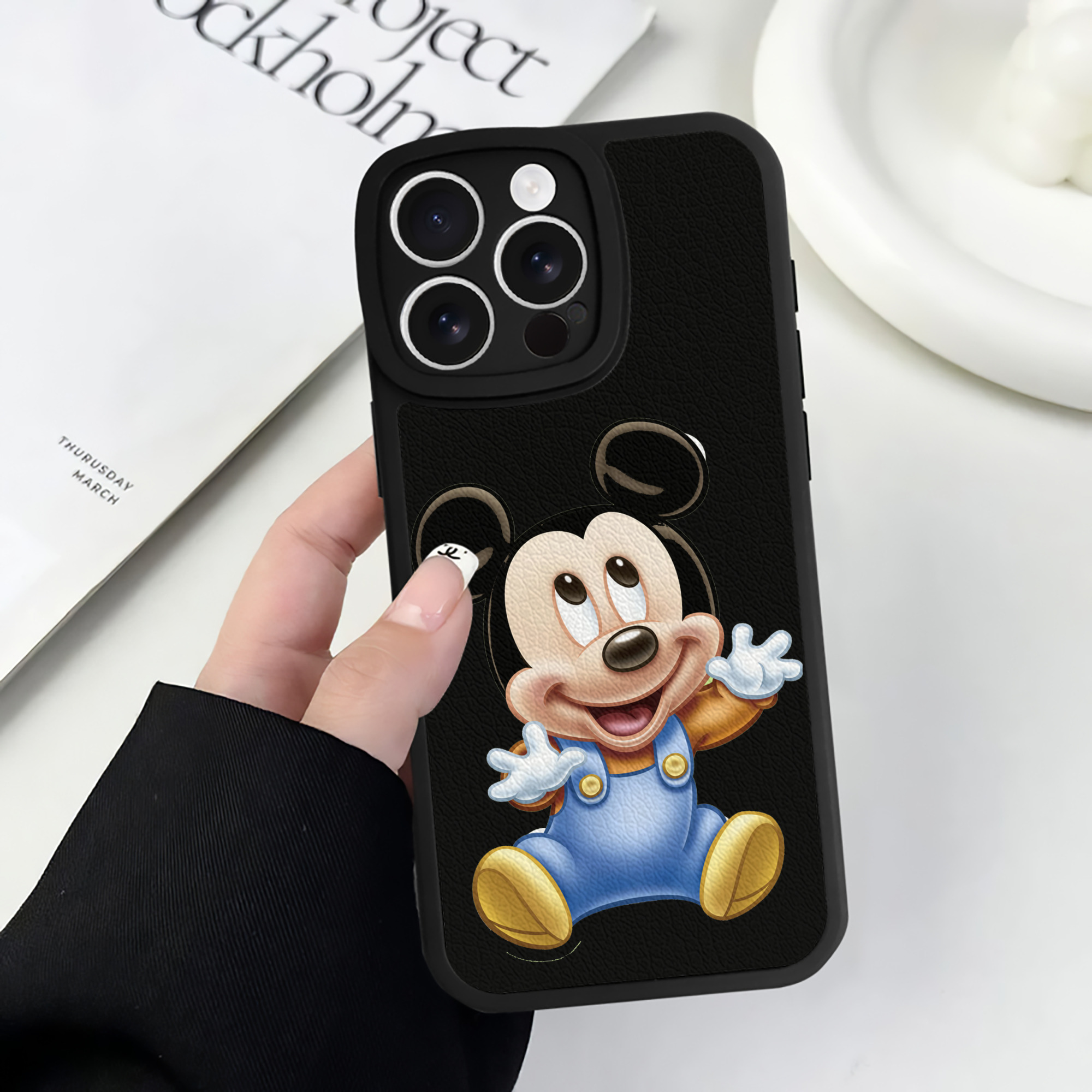 （画像用） ミッキーマウス Mickey Mouse 【iPhone 16シリーズ対応】シリコンスマホケース（レザー調） 材質：シリコン